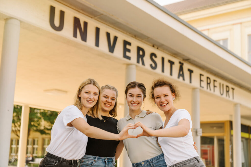Studierende vor dem Haupteingang Universität Erfurt